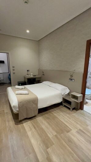 Doppelzimmer | Daunenbettdecken, Zimmersafe, kostenloses WLAN, Bettwäsche