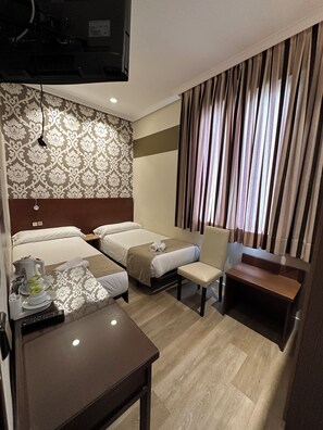 Twin Room, 2 Twin Beds | Down comforters, in-room safe, WiFi (free), bed sheets - Hostal Atocha Almudena Martin (Madrid)