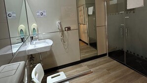A modern bathroom with a glass shower enclosure, a white sink, and a toilet. - Hostal Atocha Almudena Martin (Madrid)