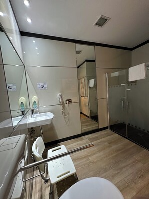 Double Room, Accessible | Bathroom | Hair dryer, towels, soap, shampoo - Hostal Atocha Almudena Martin (Madrid)