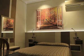 Double Room | In-room safe, free WiFi, bed sheets - Hostal Atocha Almudena Martin (Madrid)