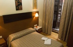 Double Room | In-room safe, free WiFi, bed sheets - Hostal Atocha Almudena Martin (Madrid)