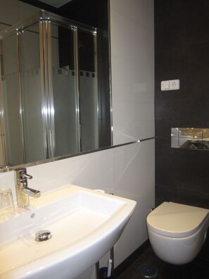 Single Room | Bathroom | Shower, hair dryer, towels - Hostal Atocha Almudena Martin (Madrid)