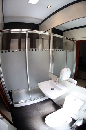 Hair dryer, towels, soap, shampoo - Hostal Atocha Almudena Martin (Madrid)