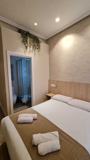 Double Room | Down comforters, in-room safe, WiFi (free), bed sheets - Hostal Atocha Almudena Martin (Madrid)