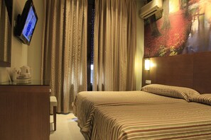 Twin Room, 2 Twin Beds | In-room safe, free WiFi, bed sheets - Hostal Atocha Almudena Martin (Madrid)