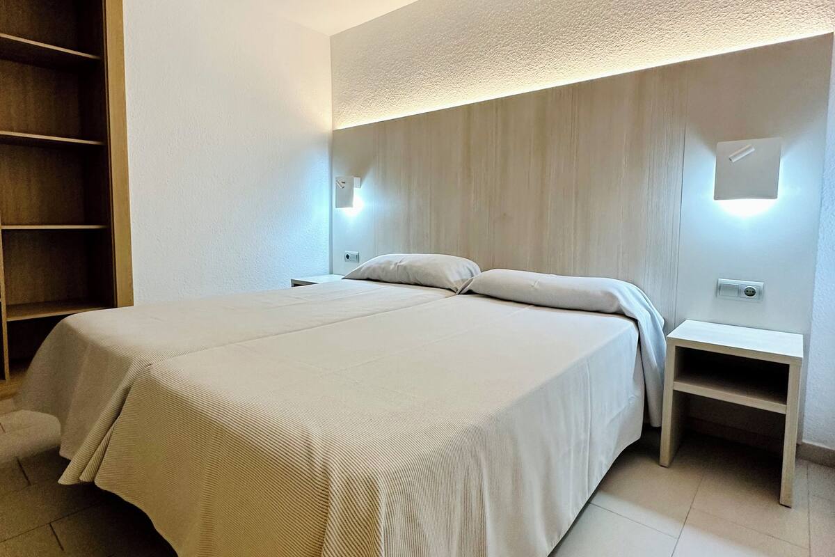 สแตนดาร์ดอพาร์ทเมนท์, 2 ห้องนอน, ระเบียง | 1 ห้องนอน, ผ้าปูที่นอน Frette จากอิตาลี, ตู้นิรภัยในห้องพัก