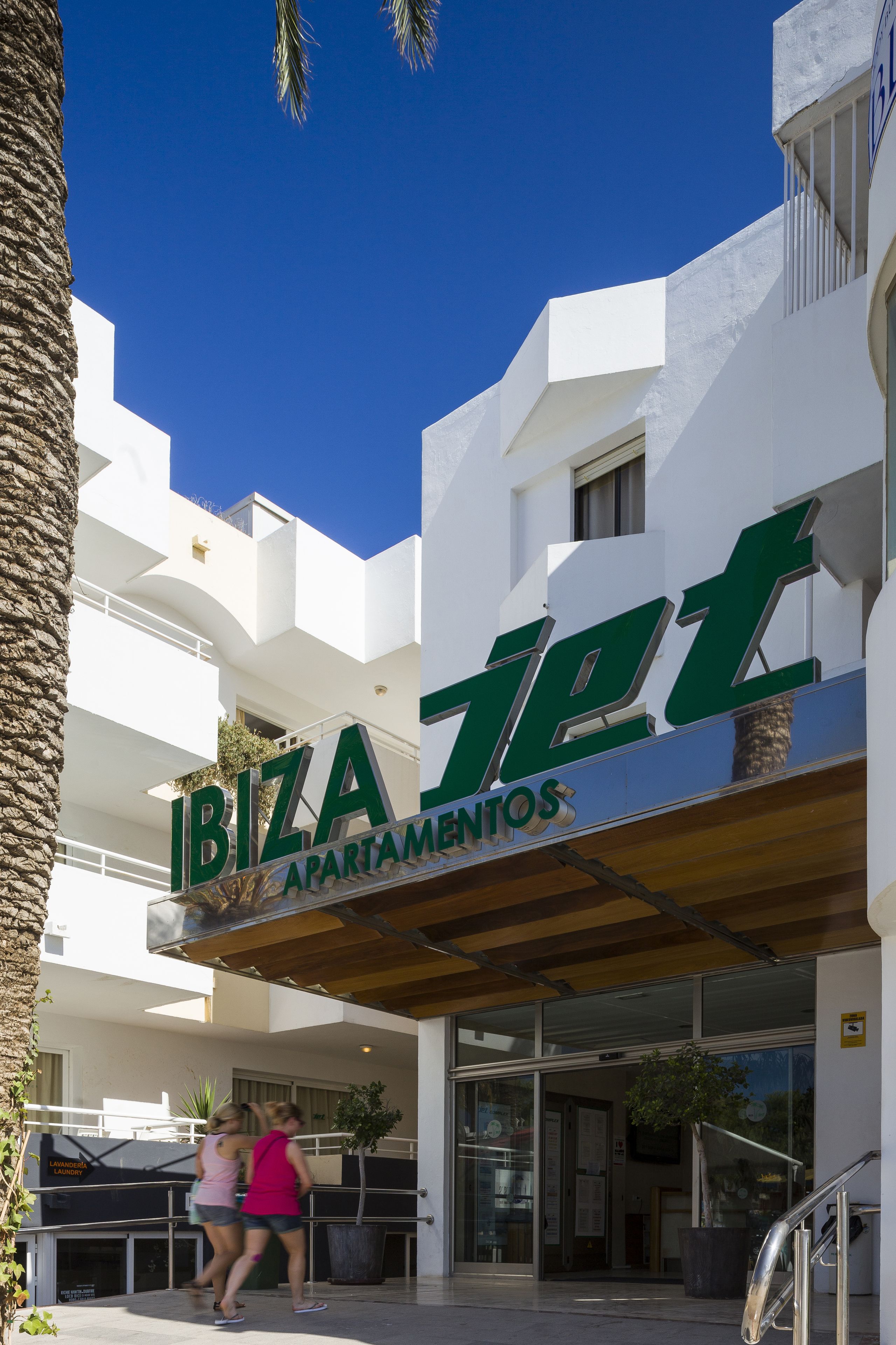 Un edificio con un cartel que dice "IBIZA APARTAMENTOS", indicando que es un complejo de apartamentos.