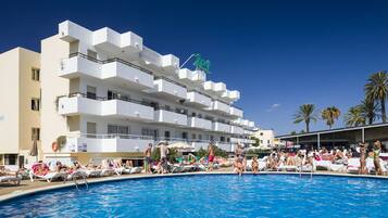 2 piscines extérieures, parasols de plage, chaises longues