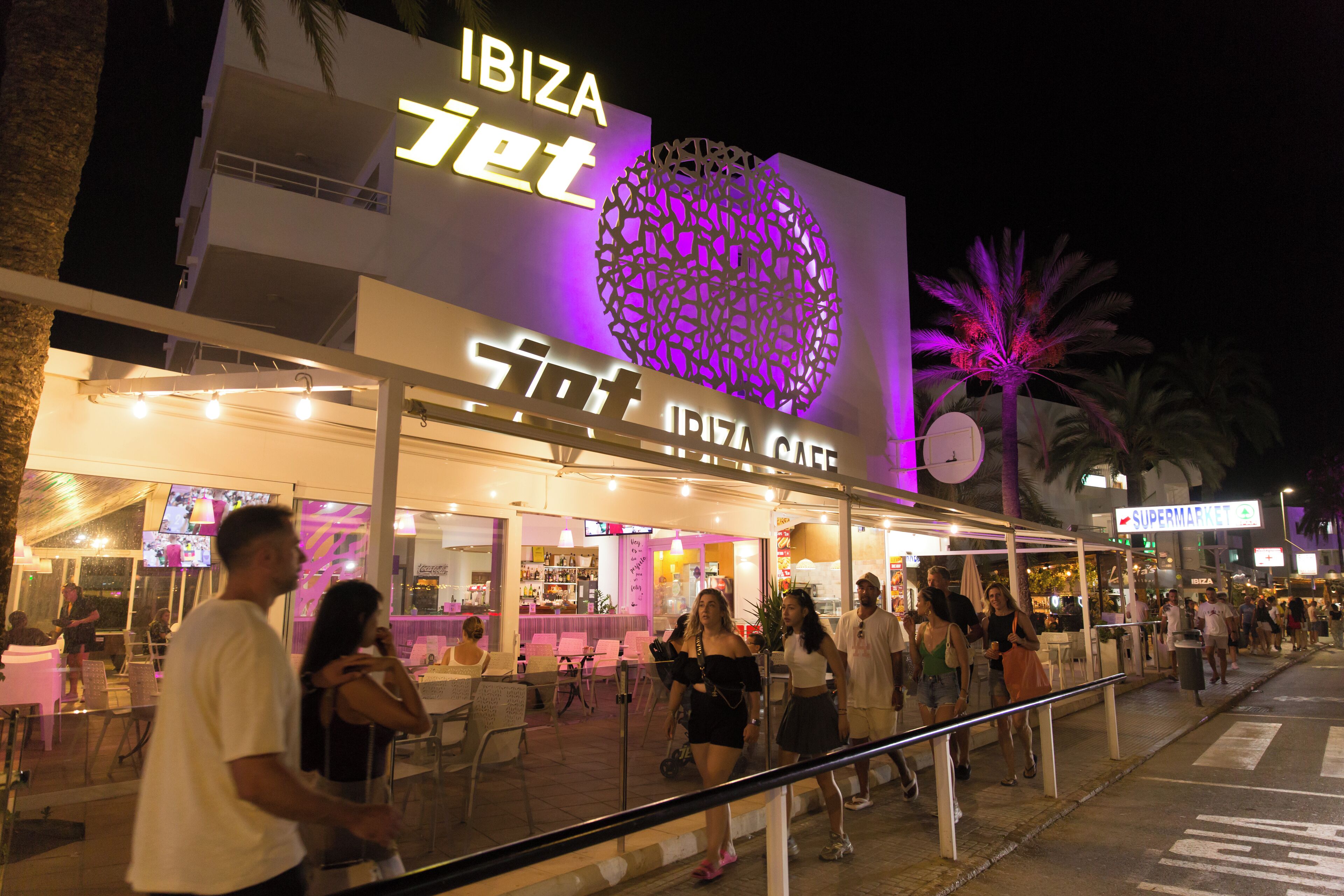 Ein Hotel mit einem auffälligen Schild mit der Aufschrift "IBIZA jet" und einer großen dekorativen Kugel.