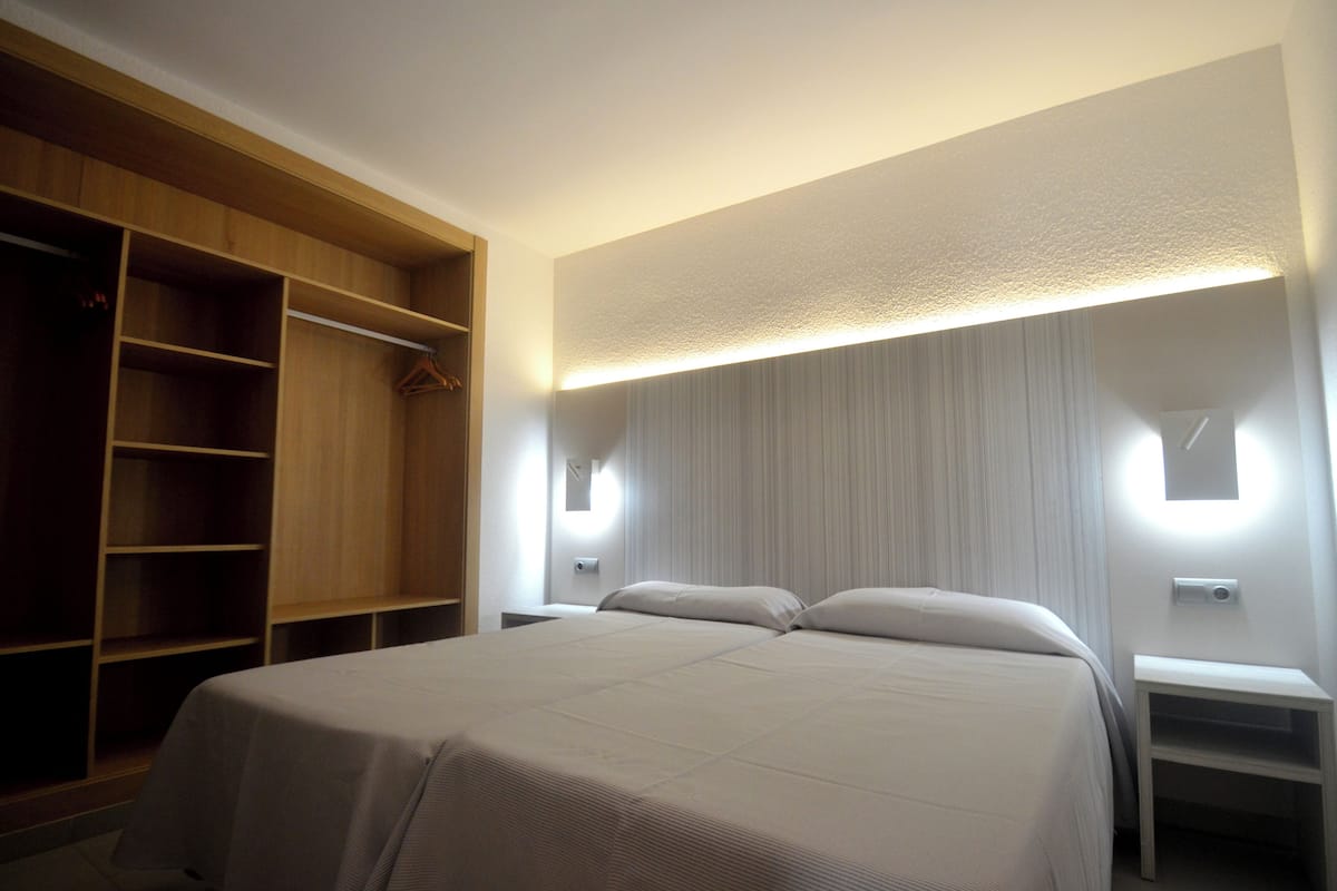 1 ห้องนอน, ผ้าปูที่นอน Frette จากอิตาลี, ตู้นิรภัยในห้องพัก