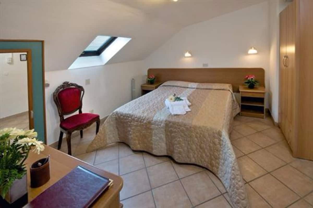 Double or Twin Room (Attic) | Frette Italian sheets, pillow-top beds, free WiFi, bed sheets