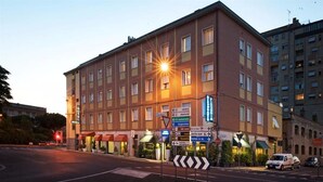 Un hôtel à plusieurs étages, avec une enseigne indiquant la présence d’un restaurant et d’un spa.