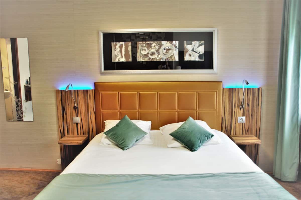 Comfort Double Room | Individually furnished, desk, soundproofing, iron/ironing board
