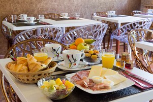 Desayuno buffet diario (EUR 13.50 por persona)