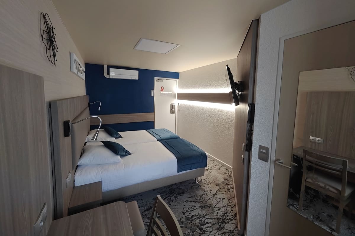 Standard Twin Room | Individually furnished, desk, soundproofing, iron/ironing board