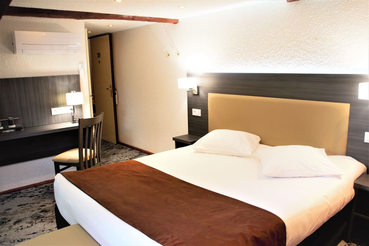 comfort triple room | individually furnished, desk, soundproofing, iron/ironing board