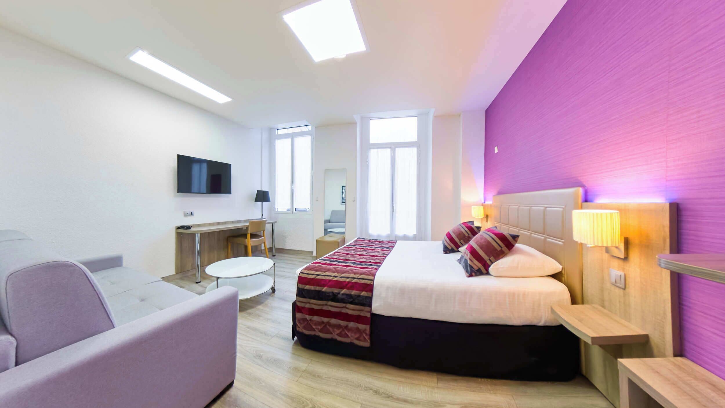 Firemannsrom – superior | Individuelt innredet, skrivebord, lydisolert og strykejern/-brett