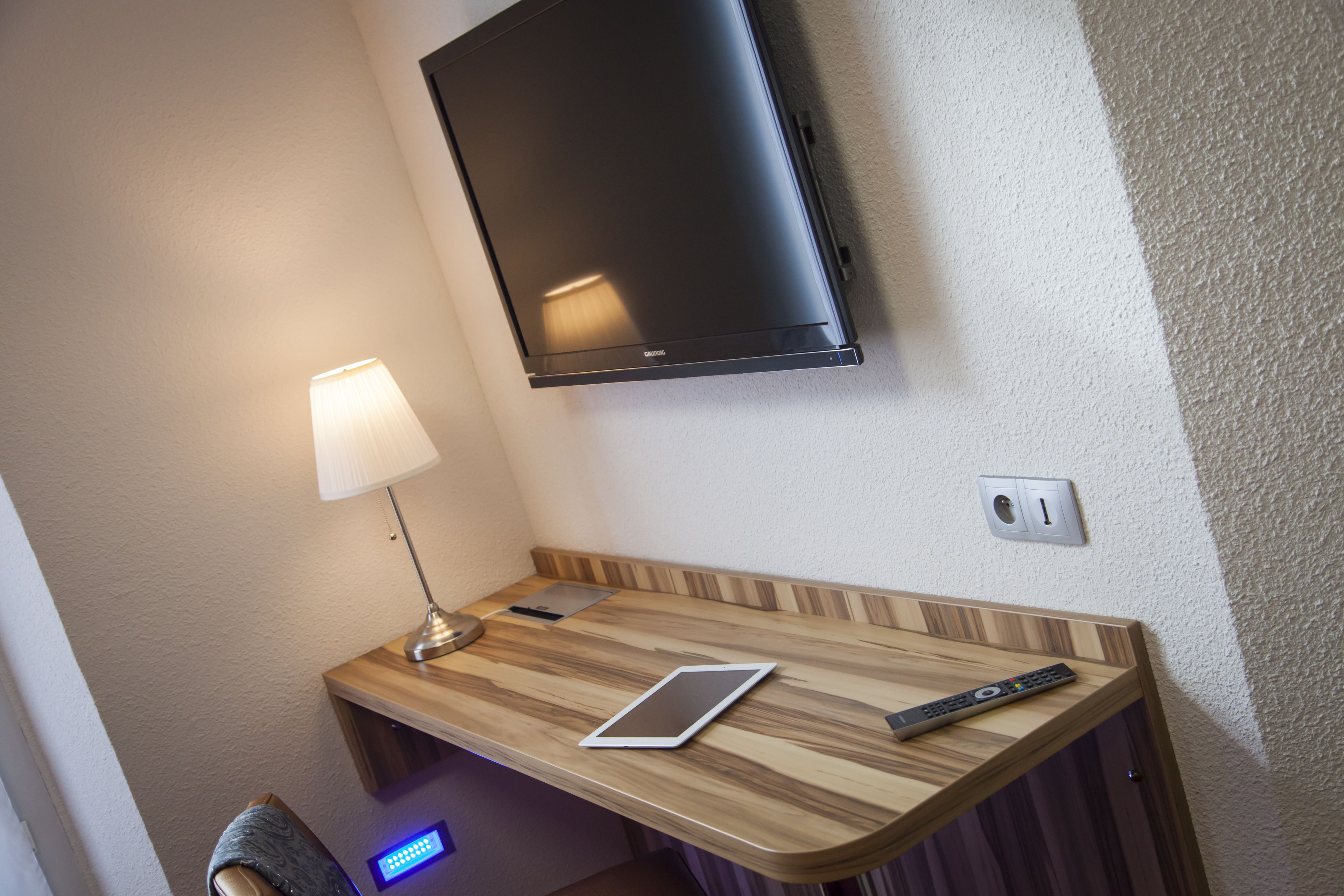 comfort double room | individually furnished, desk, soundproofing, iron/ironing board