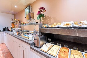 Desayuno buffet todos los días (con cargo) 