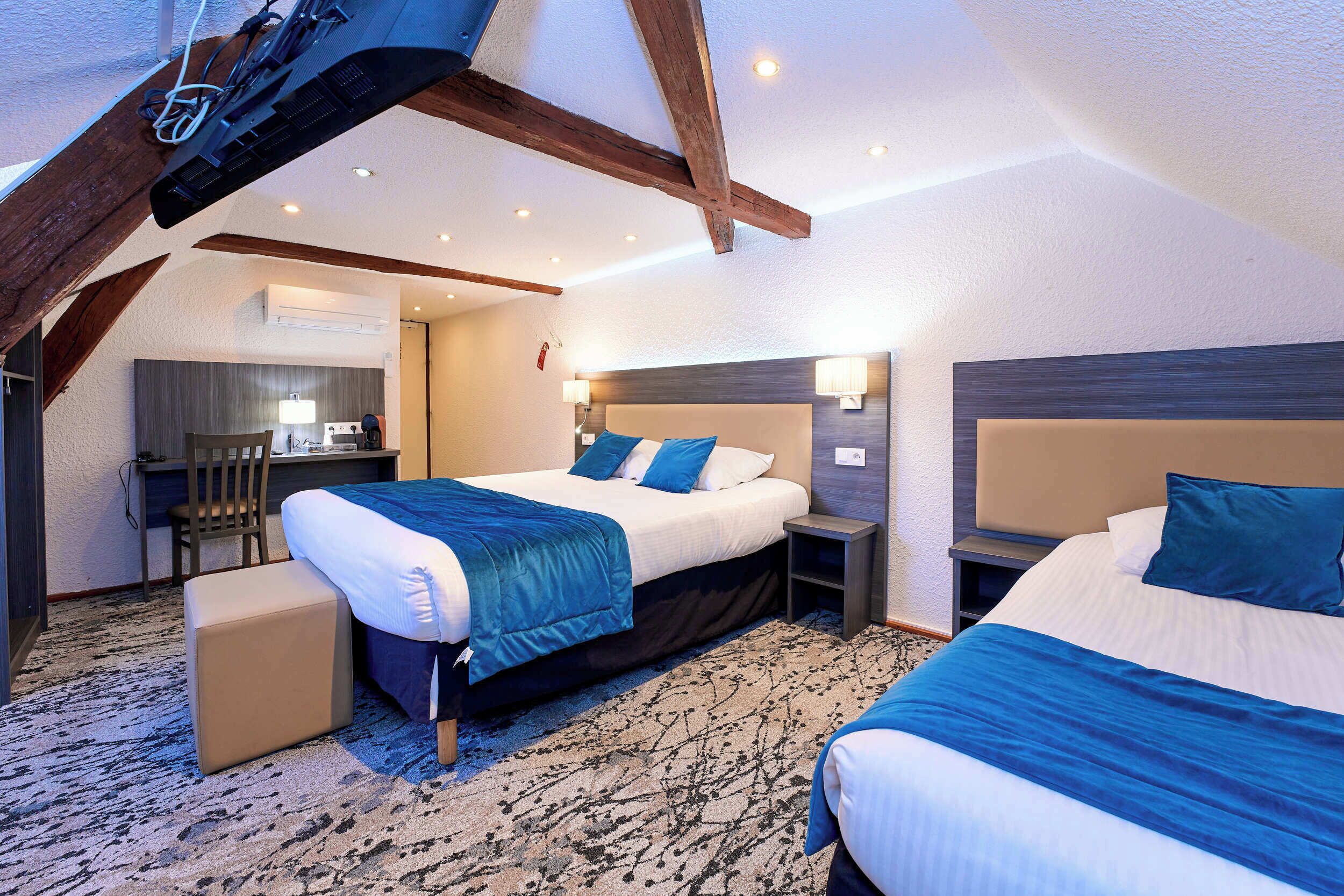 Comfort driepersoonskamer | Individueel gemeubileerd, een bureau, geluiddichte muren