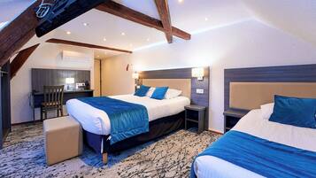 Comfort driepersoonskamer | Individueel gemeubileerd, een bureau, geluiddichte muren