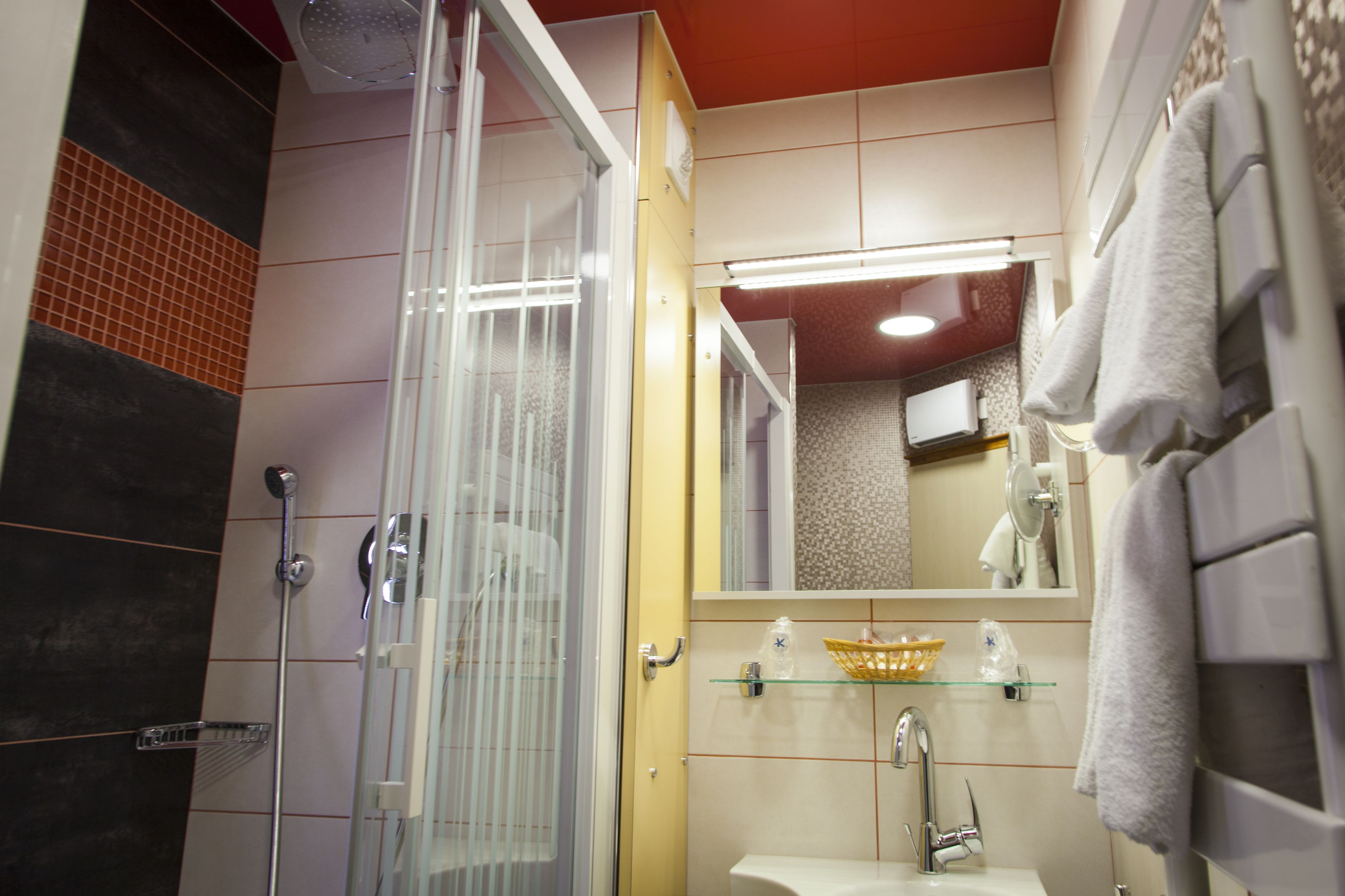 comfort double room | bathroom | rainfall showerhead, free toiletries, hair dryer, towels