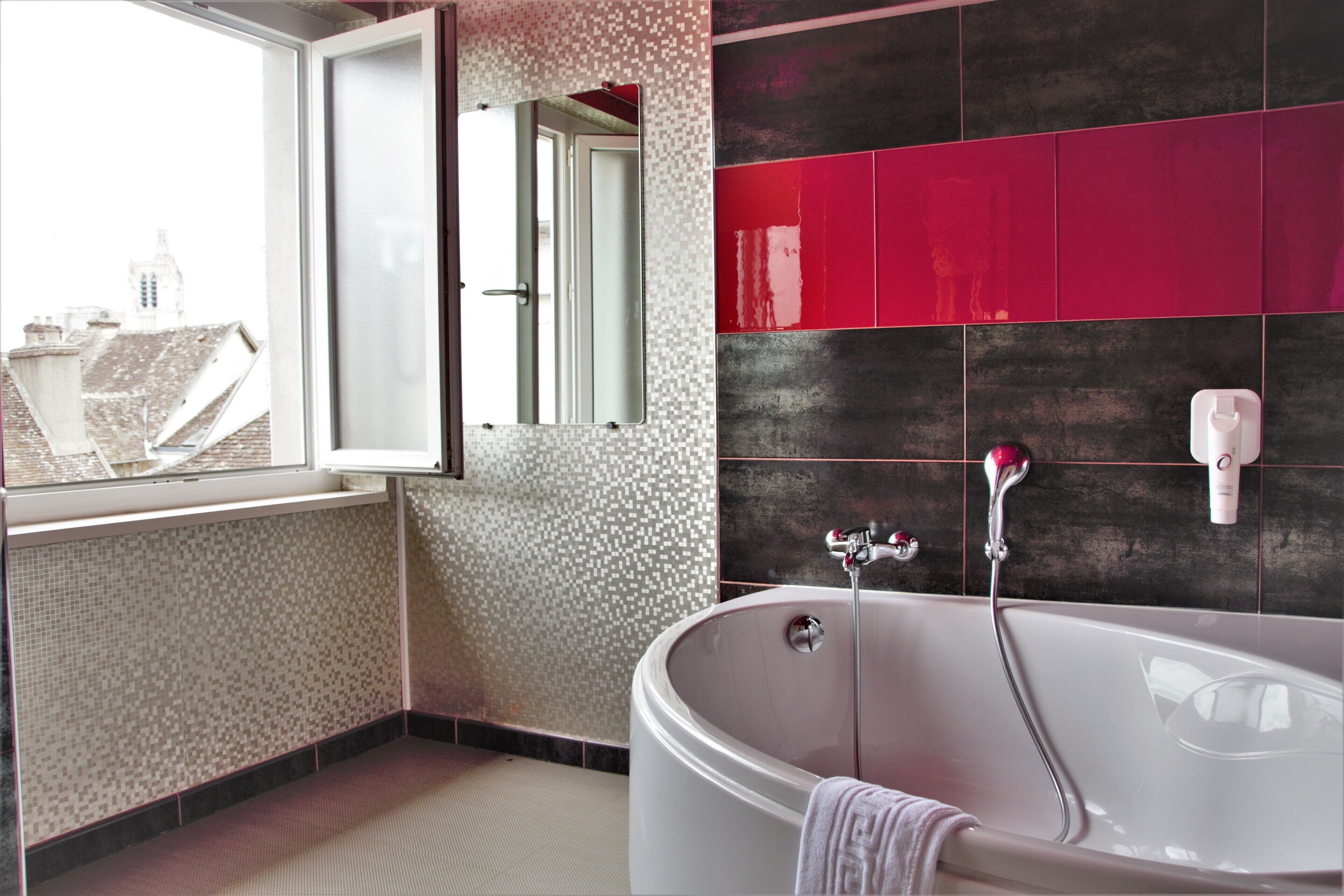 standard double room | bathroom | rainfall showerhead, free toiletries, hair dryer, towels