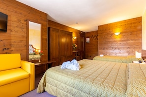 Chambre Quadruple Standard | Bureau, rideaux occultants, chambres insonorisées, Wi-Fi gratuit
