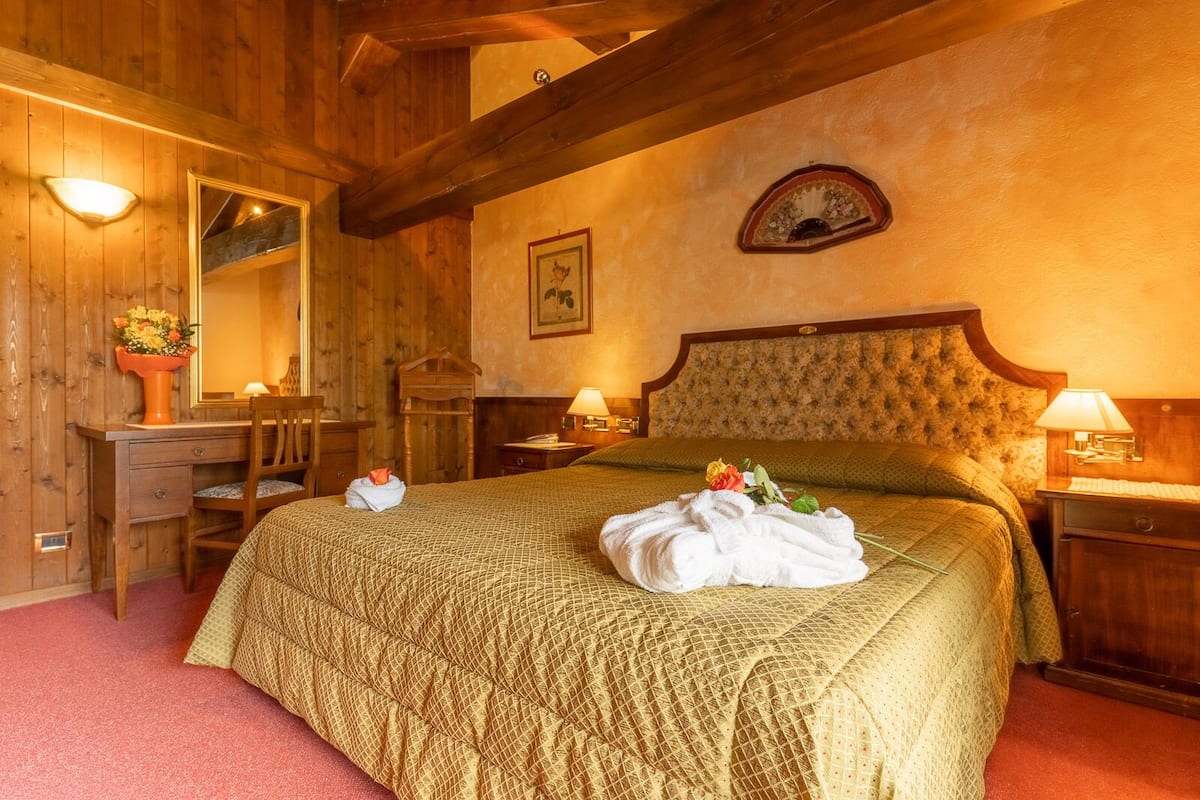 suite (4 pax) | desk, blackout curtains, soundproofing, free wifi