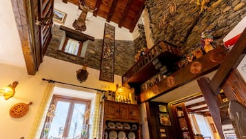 Lunch and dinner served