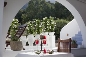 Frokost, lunsj og middag serveres, regionale retter, uteservering 