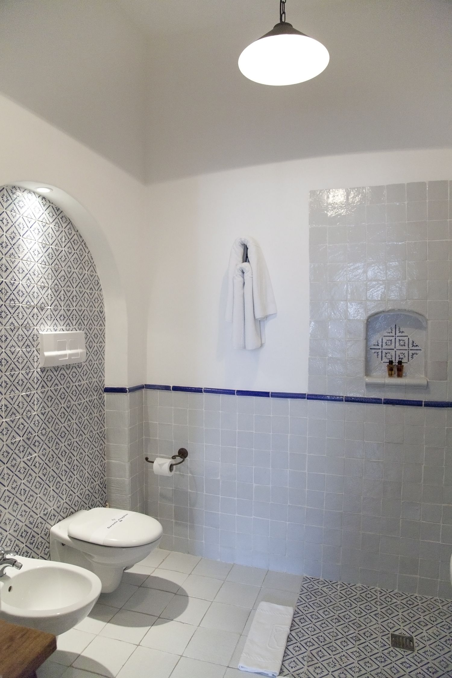 classic double room | bathroom | shower, free toiletries, hair dryer, bathrobes