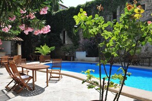 Piscine extérieure (ouverte en saison), chaises longues