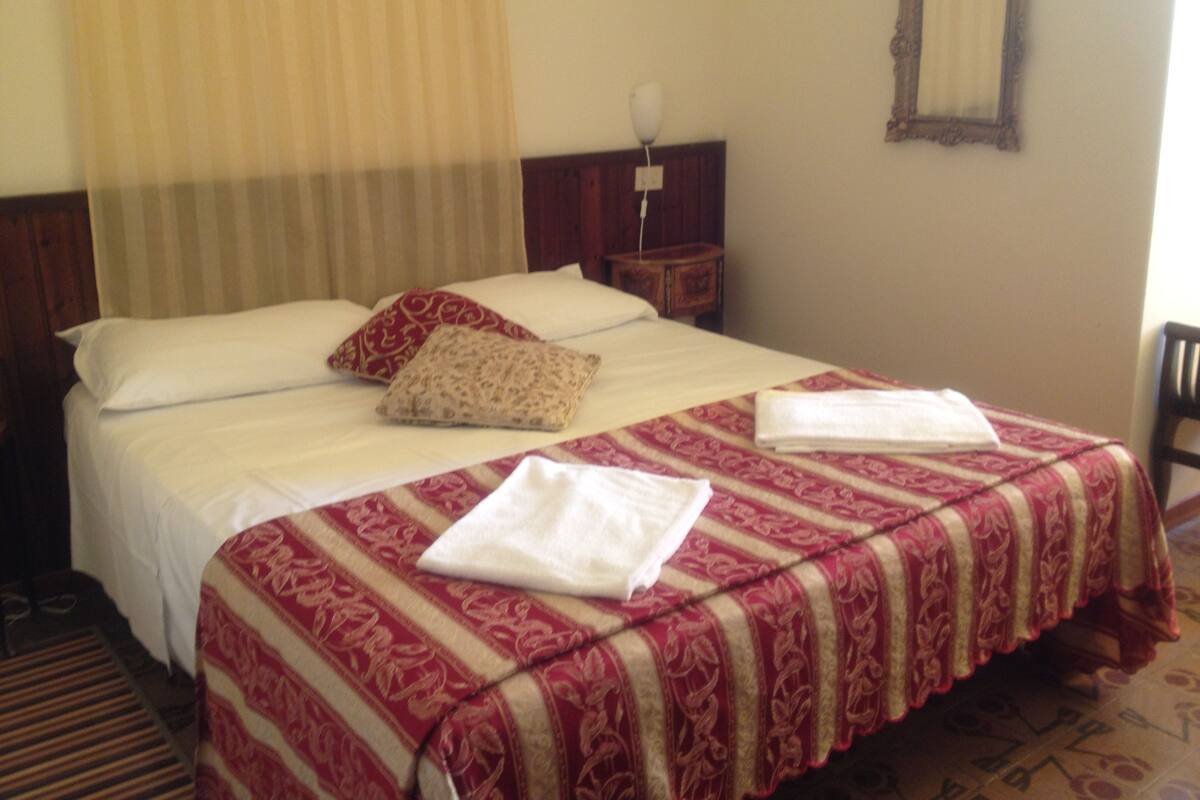 Single Room | Desk, iron/ironing board (on request), rollaway beds, WiFi (free)