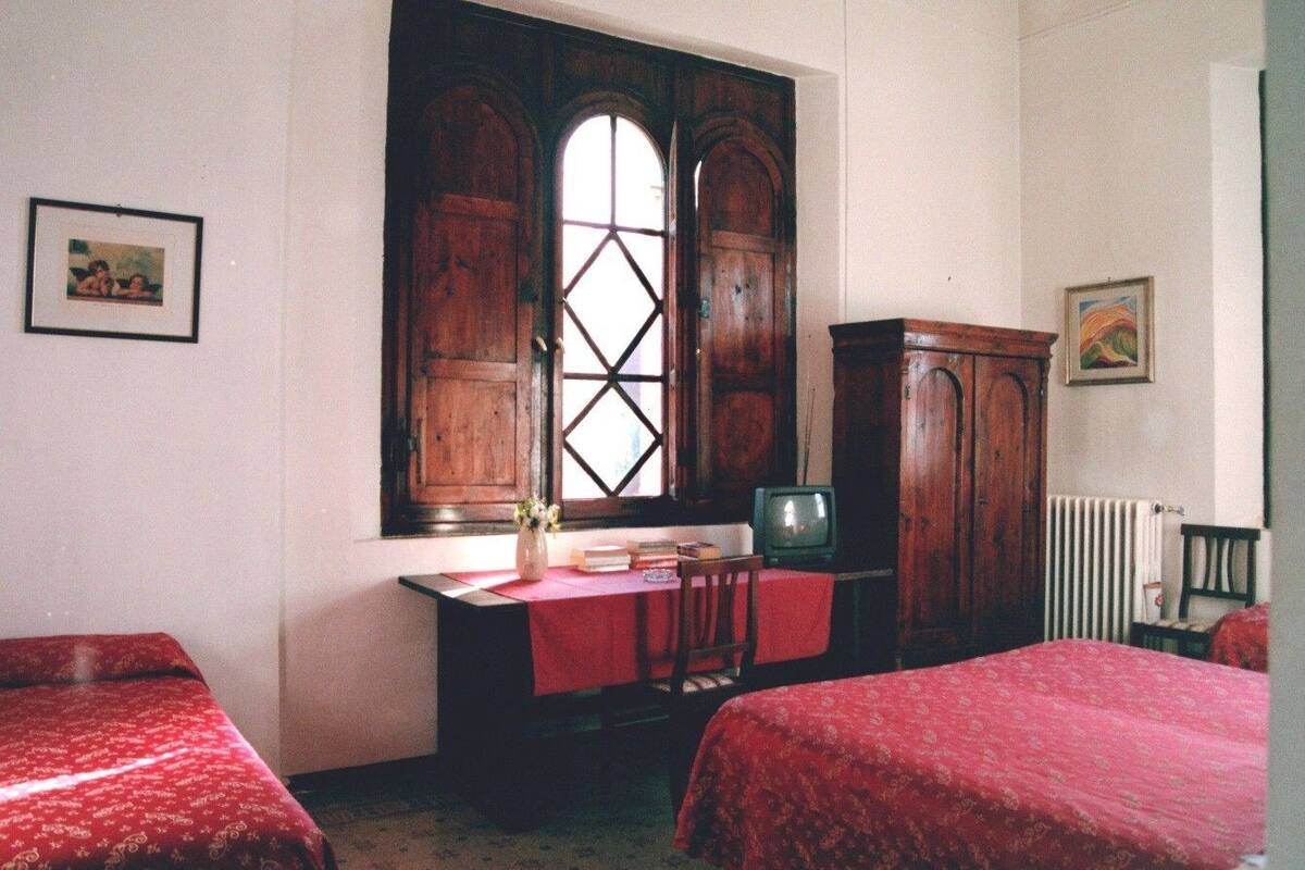 Triple Room | Desk, iron/ironing board (on request), rollaway beds, WiFi (free)