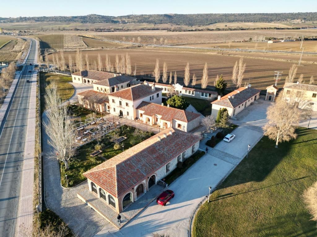 Zona residencial con varios edificios, una calle y un estacionamiento.