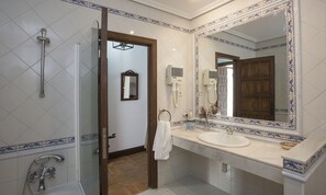 Combined shower/tub, towels, soap, shampoo - Hotel Vettonia (Ávila)