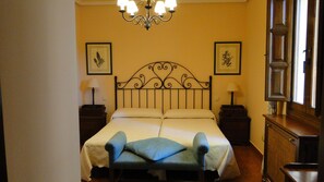 Free cribs/infant beds, bed sheets, wheelchair access - Hotel Vettonia (Ávila)