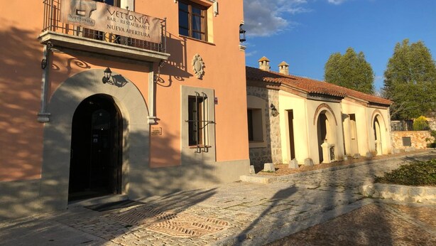 A building with a sign for 'VETTONIA BAR - RESTAURANTE NUEVA APTURA'. - Hotel Vettonia (Ávila)