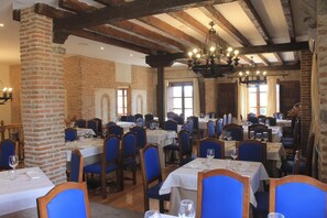 Breakfast, lunch and dinner served - Hotel Vettonia (Ávila)