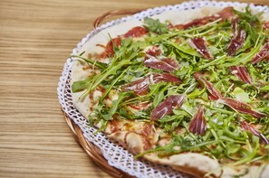 3 restauranter; serverer morgenmad, frokost og asiatiske retter