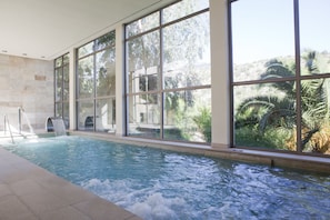 Alberca al aire libre por temporada y sombrillas en la alberca