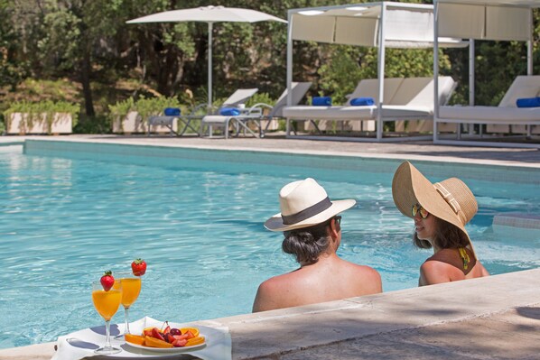 Piscine extérieure (ouverte en saison), parasols de plage