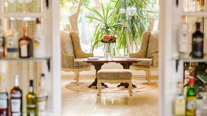 Una habitación con un conjunto de sofás, una mesa de centro y una planta en maceta.