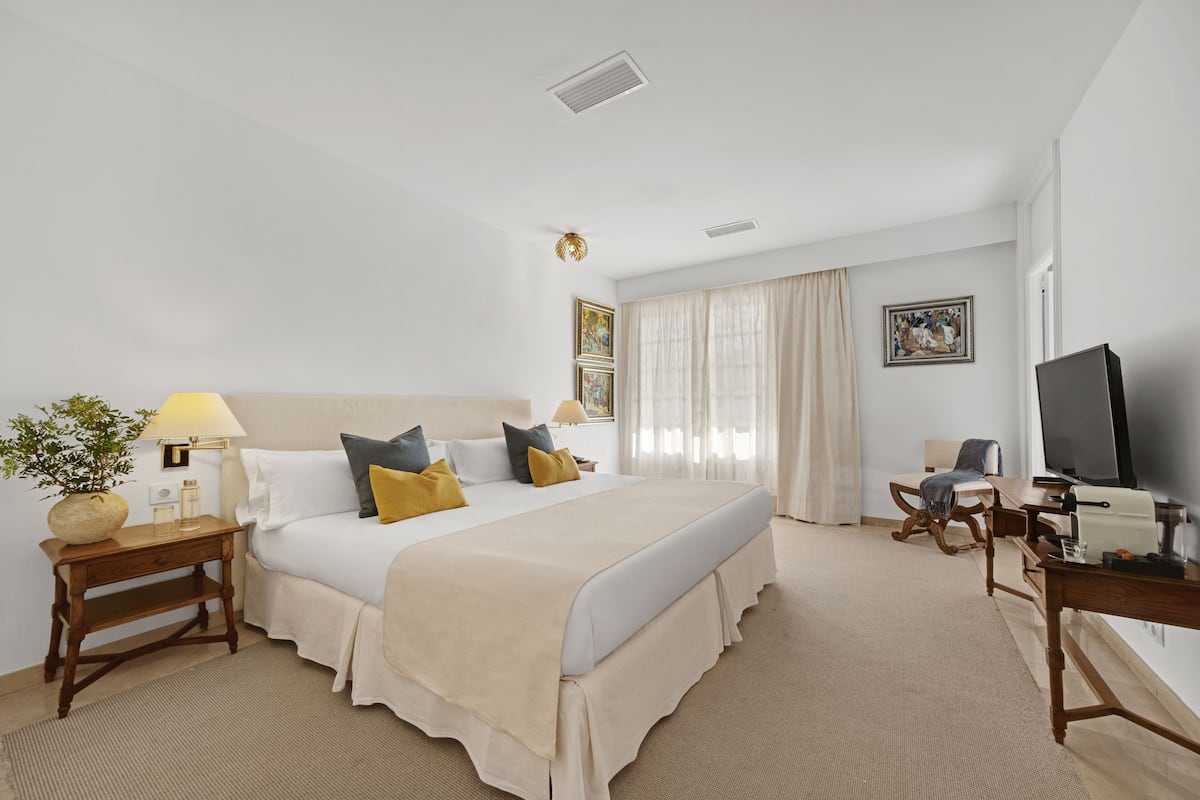 Double Room, Mountain View | 1 bedroom, minibar, in-room safe, desk