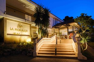 Fachada da propriedade à noite