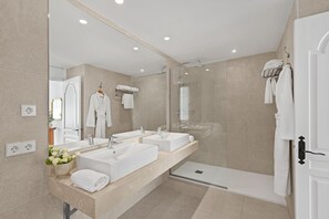 Suite, terras, uitzicht op zwembad | Badkamer | Gratis toiletartikelen, een haardroger, badjassen, pantoffels