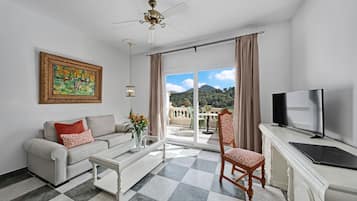 Suite, terrassa, vistes a la muntanya (Double) | 1 dormitori, minibar, caixa forta a l'habitació i escriptori