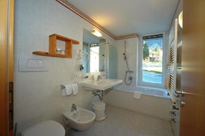Deep-soaking bathtub, rainfall showerhead, hair dryer, bidet - Hotel Pütia (San Martino in Badia)